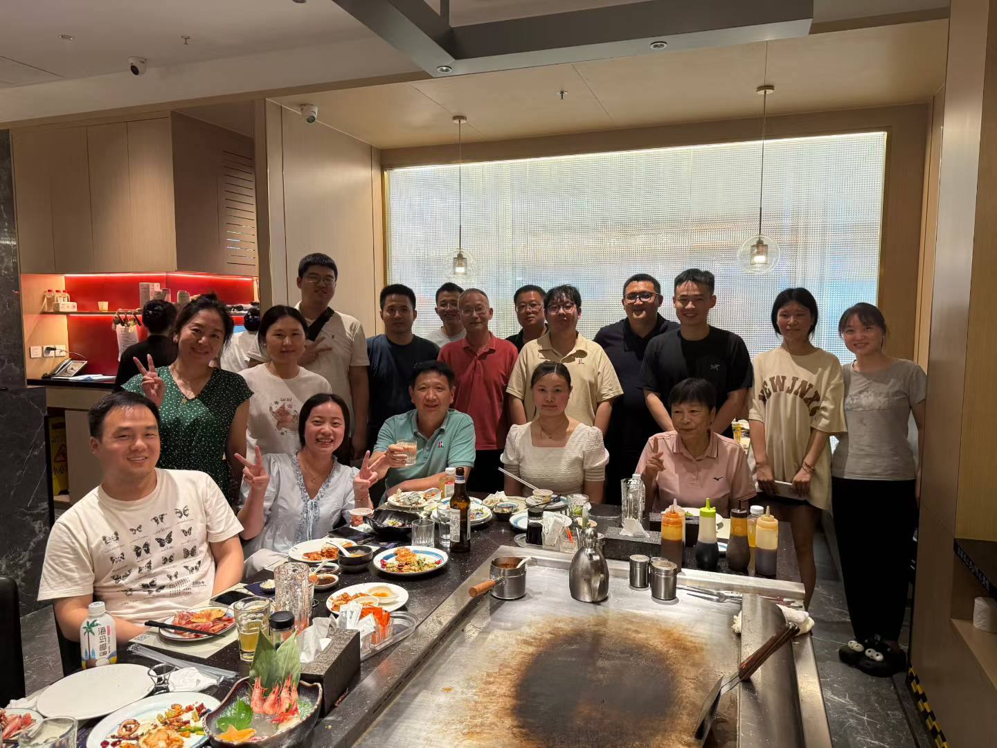 公司快乐的团队，奋进的团队，开吃！