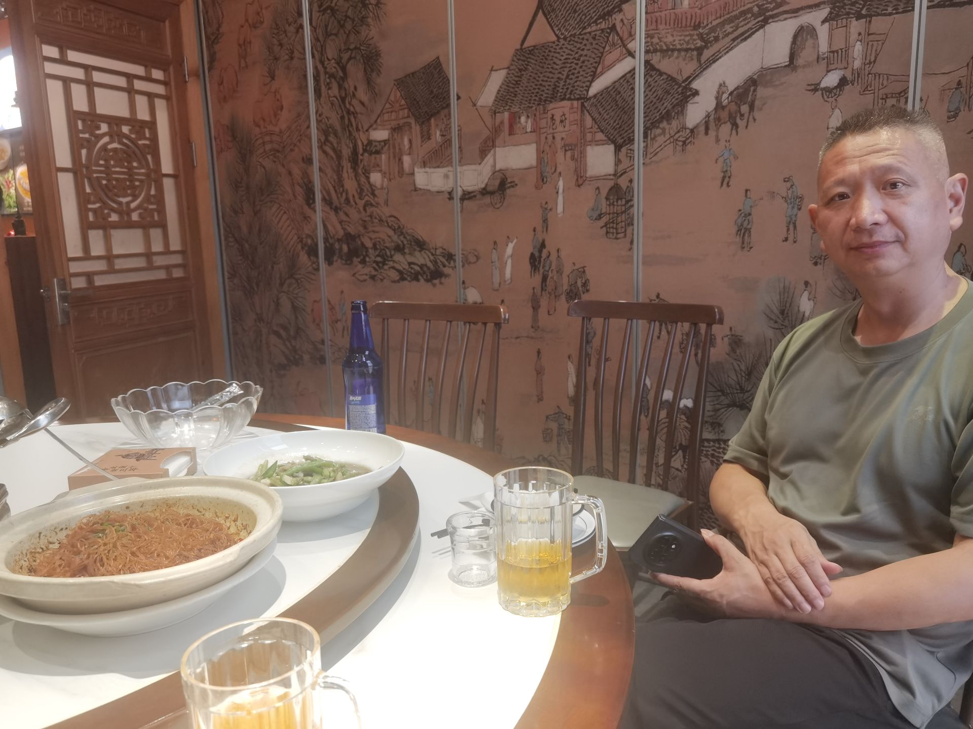 周董晚歺喝啤酒